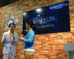 『いろいろ研究発表大会』での事例発表「トイレに“ありがとう”」 ゲストの江戸屋猫八師匠（左）、発表者の日本水フォーラム石原（右）