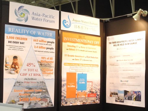 Poster display at the JWF/JWA booth
highlighting the economic impacts of water-related disasters
and the effects of disaster risk reduction investment