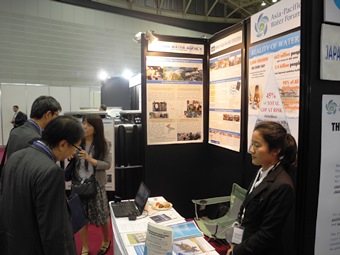 The booth attracted many visitors from both public and private financial institutions.